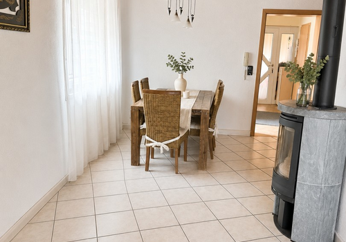 Wohnzimmer mit Kamin