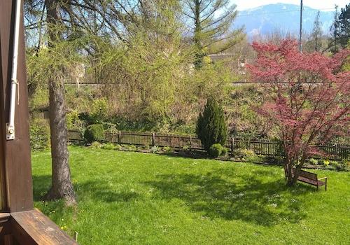 Blick vom Balkon in den Garten