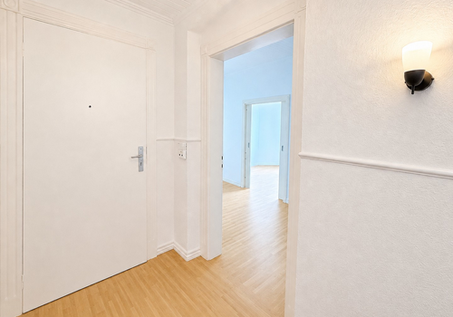 Flur (Blick ins Schlafzimmer)