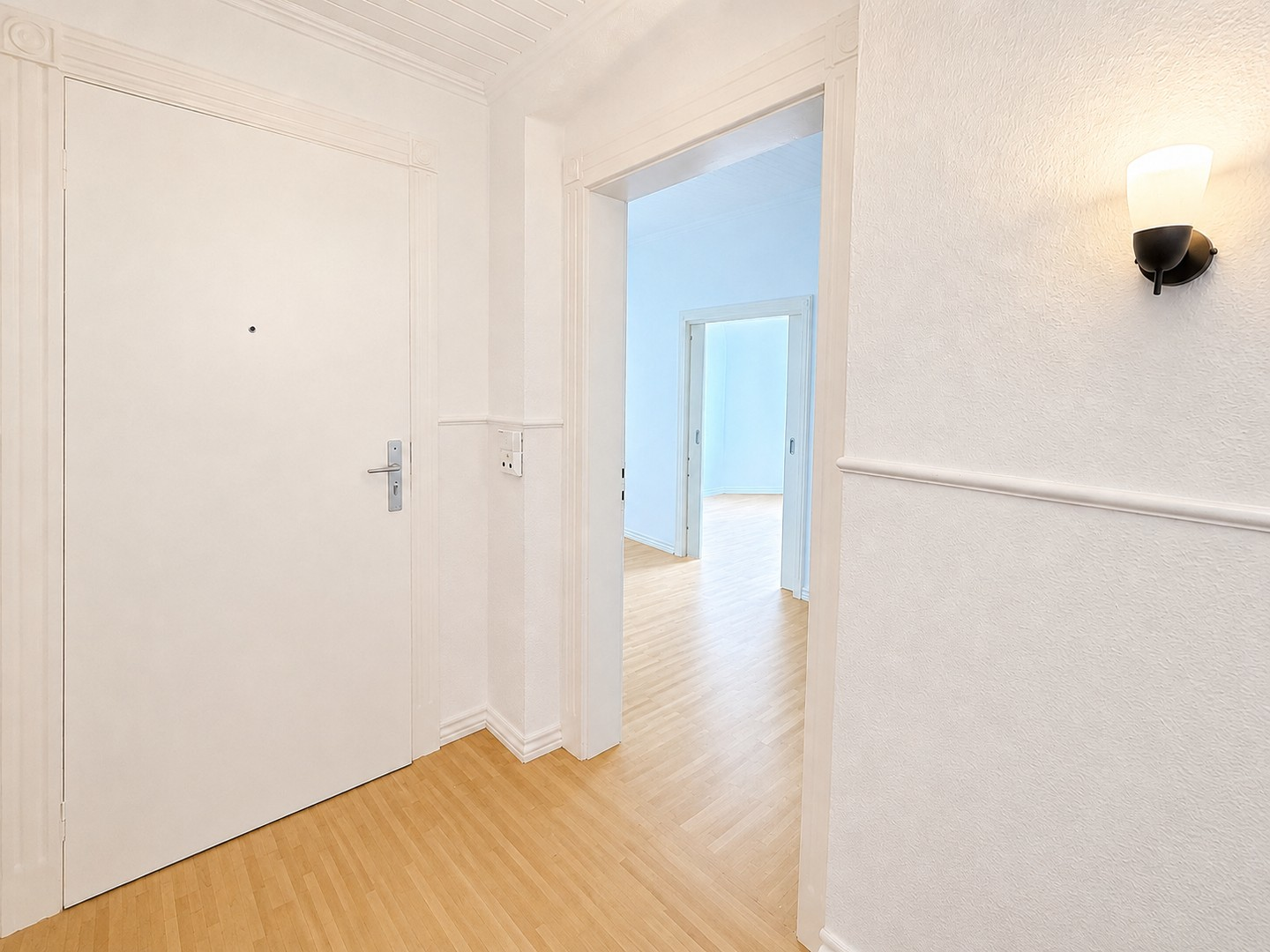 Flur (Blick ins Schlafzimmer)