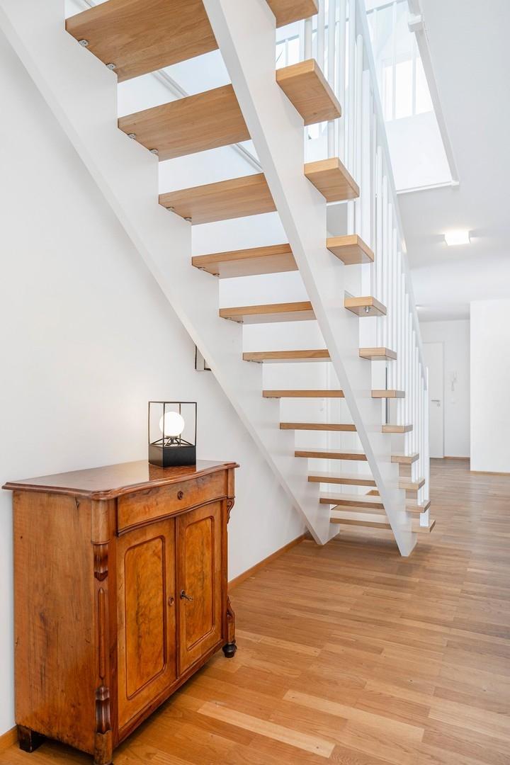 Flur mit Treppe in's 3.OG
