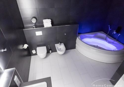 Bad mit Whirlpoolbadewanne
