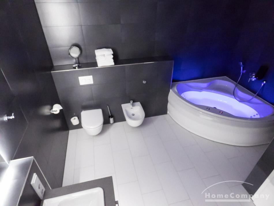 Bad mit Whirlpoolbadewanne