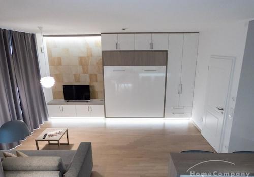 Wohnraum mit Wandbett als Doppelbett
