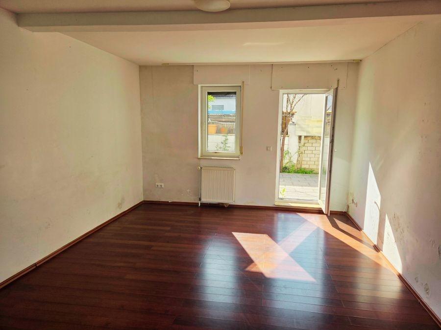 Zimmer 5 EG-Wohnzimmer Zugang Terrasse