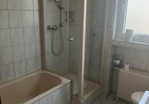 Bad mit Dusche und Badewanne