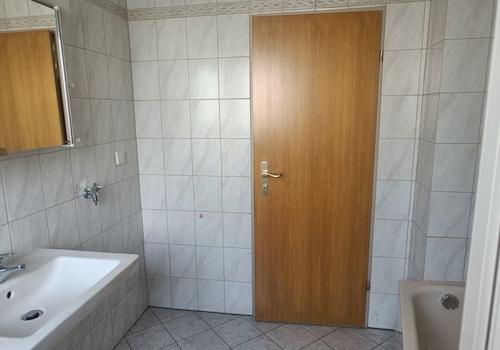 Bad mit Dusche und Badewanne