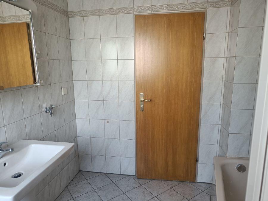 Bad mit Dusche und Badewanne