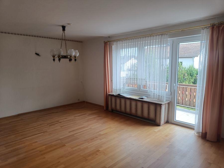Wohnzimmer mit Zugang zum Balkon