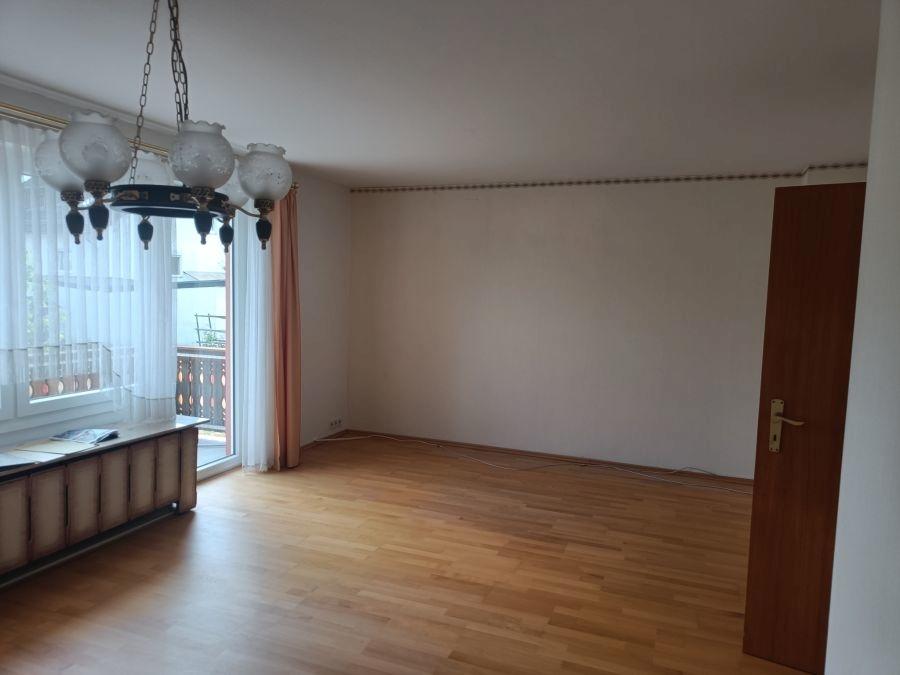 Wohnzimmer mit Zugang zum Balkon