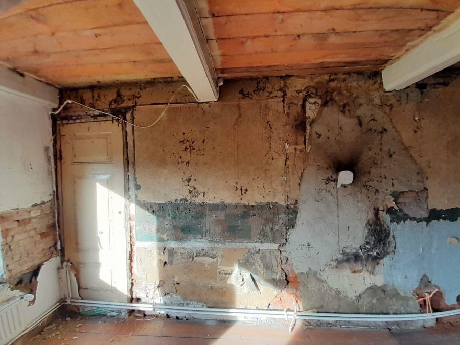 Freigelegte historische Wand- und Deckenkonstruktion