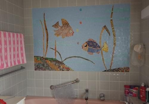Kleines Bad mit Badewanne