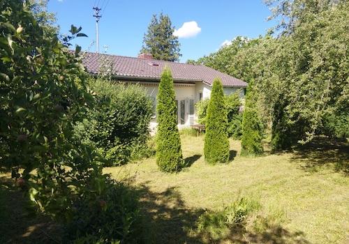 Blick vom herrlich großen Garten zum Haus Terrasse