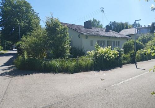Blick von der Straße zum Haus