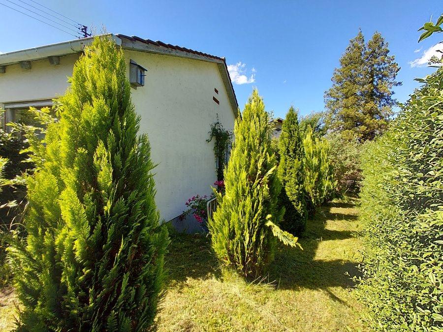 Blick vom herrlich großen Garten zum Haus Seitlich