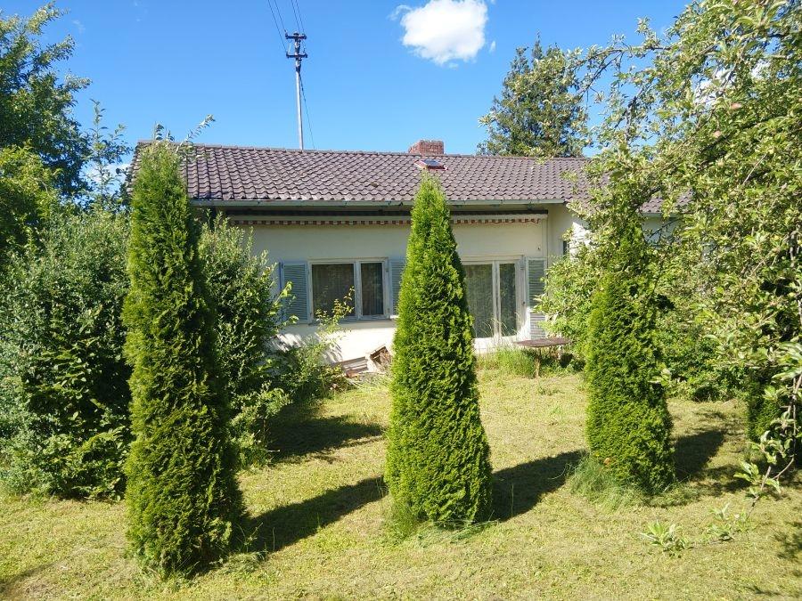 Blick vom herrlich großen Garten zum Haus Terrasse