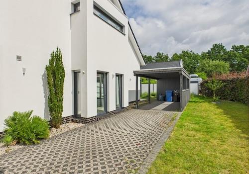 Außenbereich mit Carport/Stellplätzen
