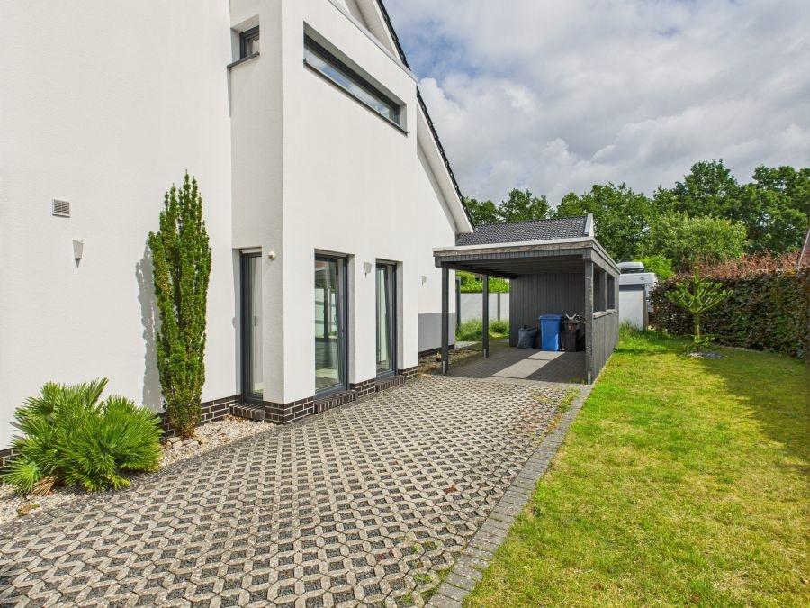 Außenbereich mit Carport/Stellplätzen