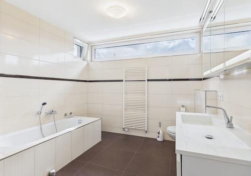 Großes Badezimmer