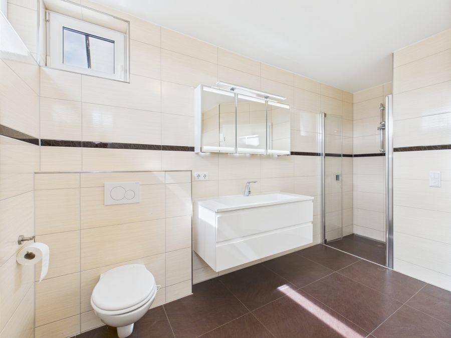 Großes Badezimmer
