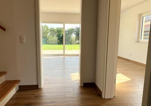 Flur mit Blick ins Wohnzimmer