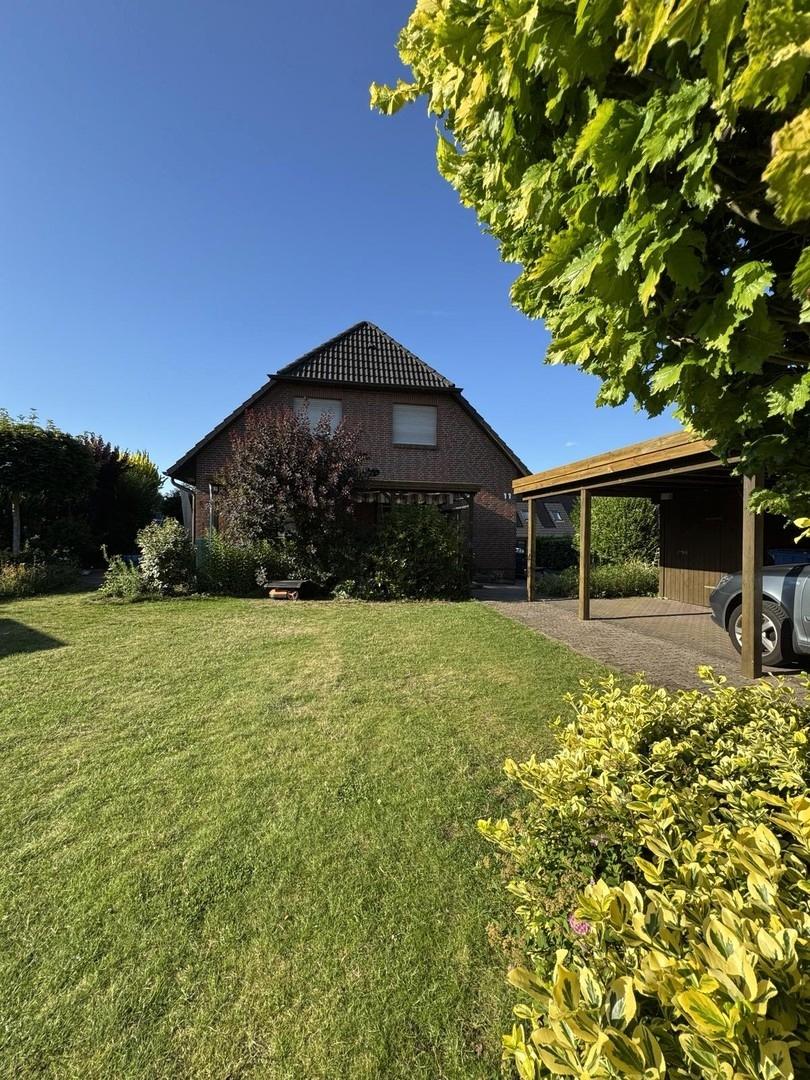 Garten mit Doppelcarport