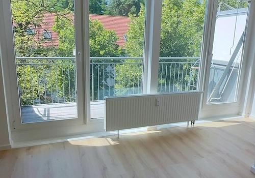 Wohnzimmer mit Balkonblick