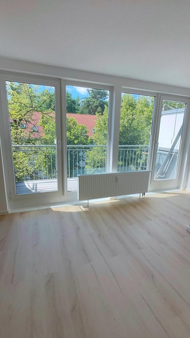 Wohnzimmer mit Balkonblick