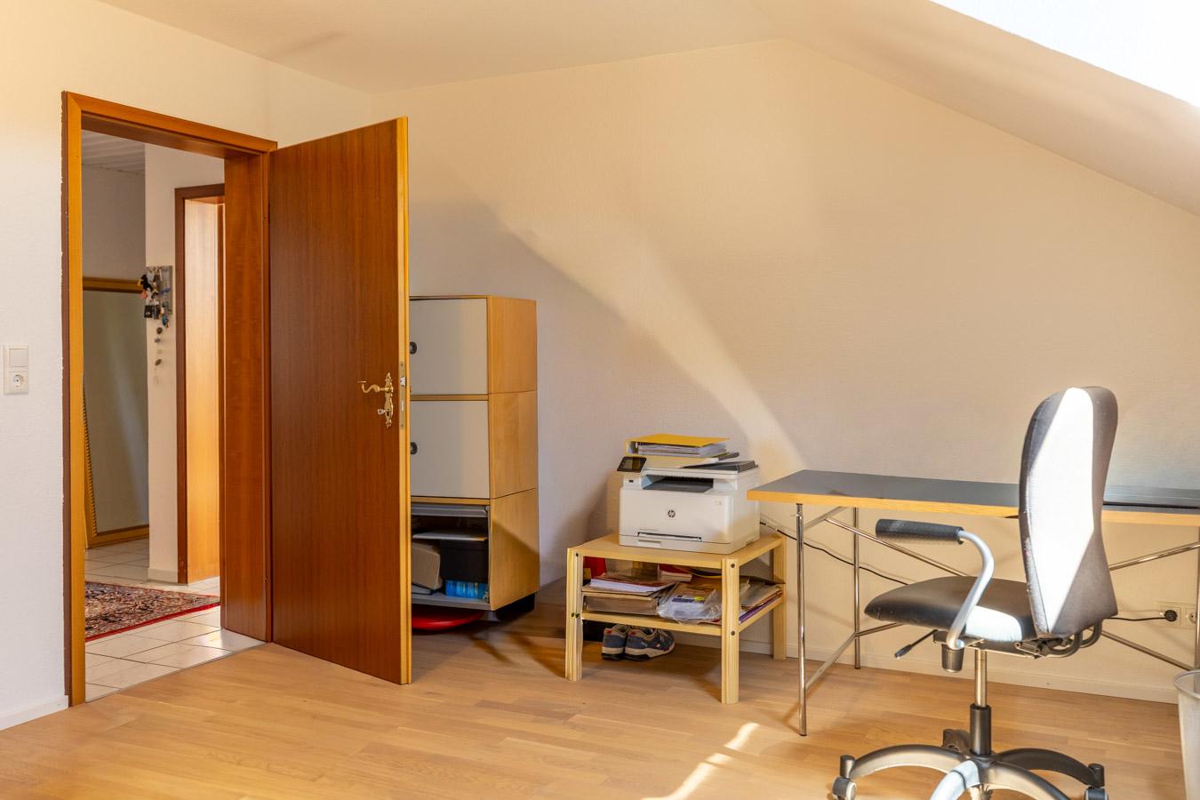 Wohnen mit Charme unter dem Dach – 4-Zimmer-Wohnung mit Westbalkon