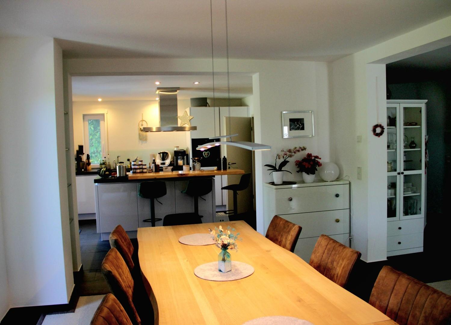 offenes Esszimmer mit Küche