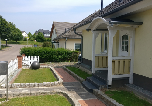 ÜBERDACHTER HAUSZUGANG