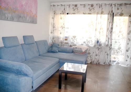 Wohnzimmer und Balkon