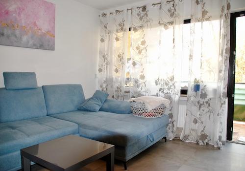 Wohnzimmer mit Balkon