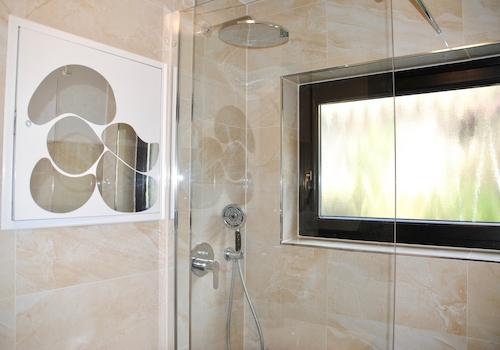 Regendusche/ Fenster im Bad