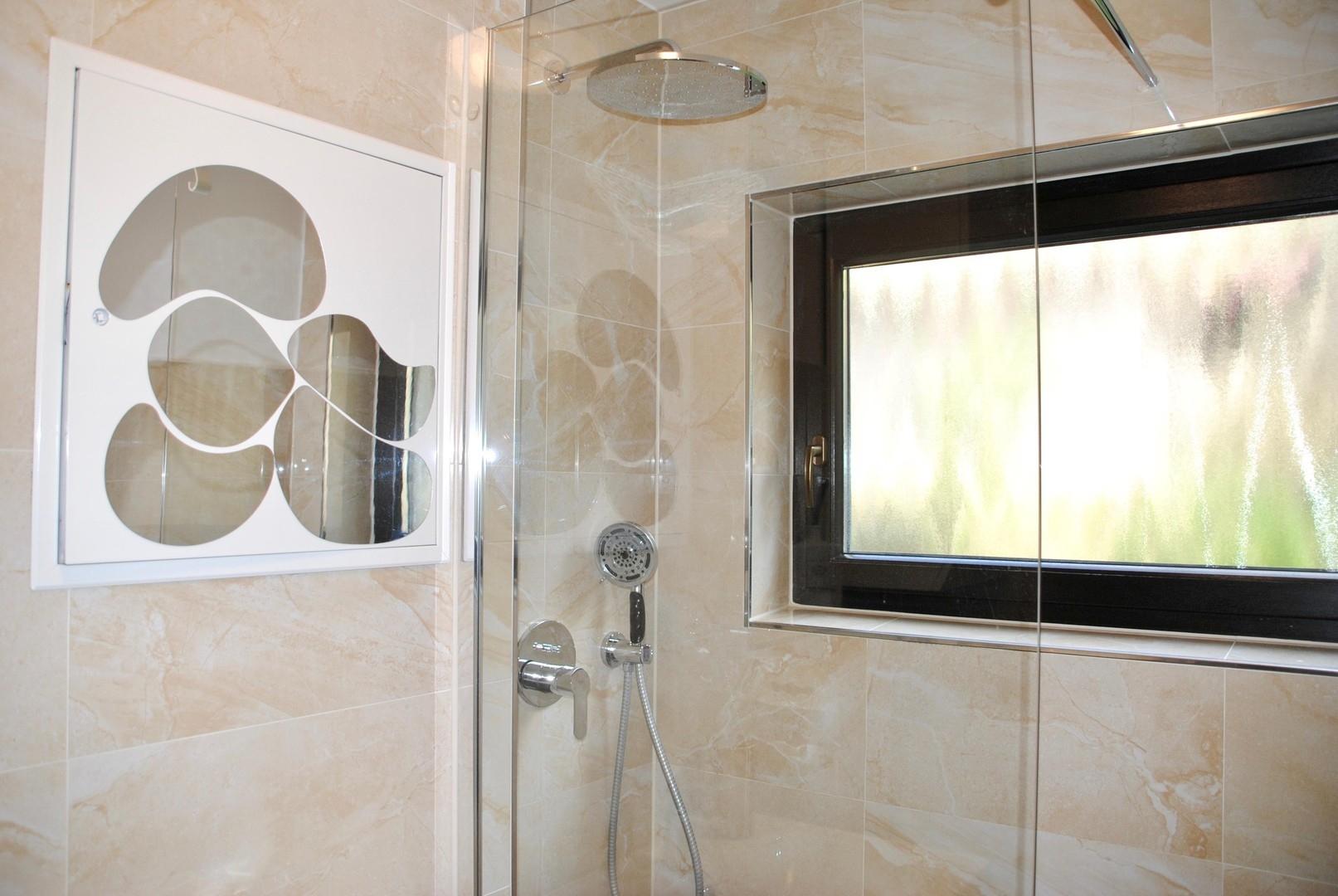 Regendusche/ Fenster im Bad