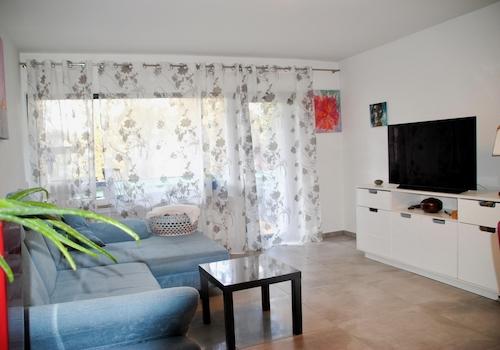 Wohzimmer mit viel Tageslicht