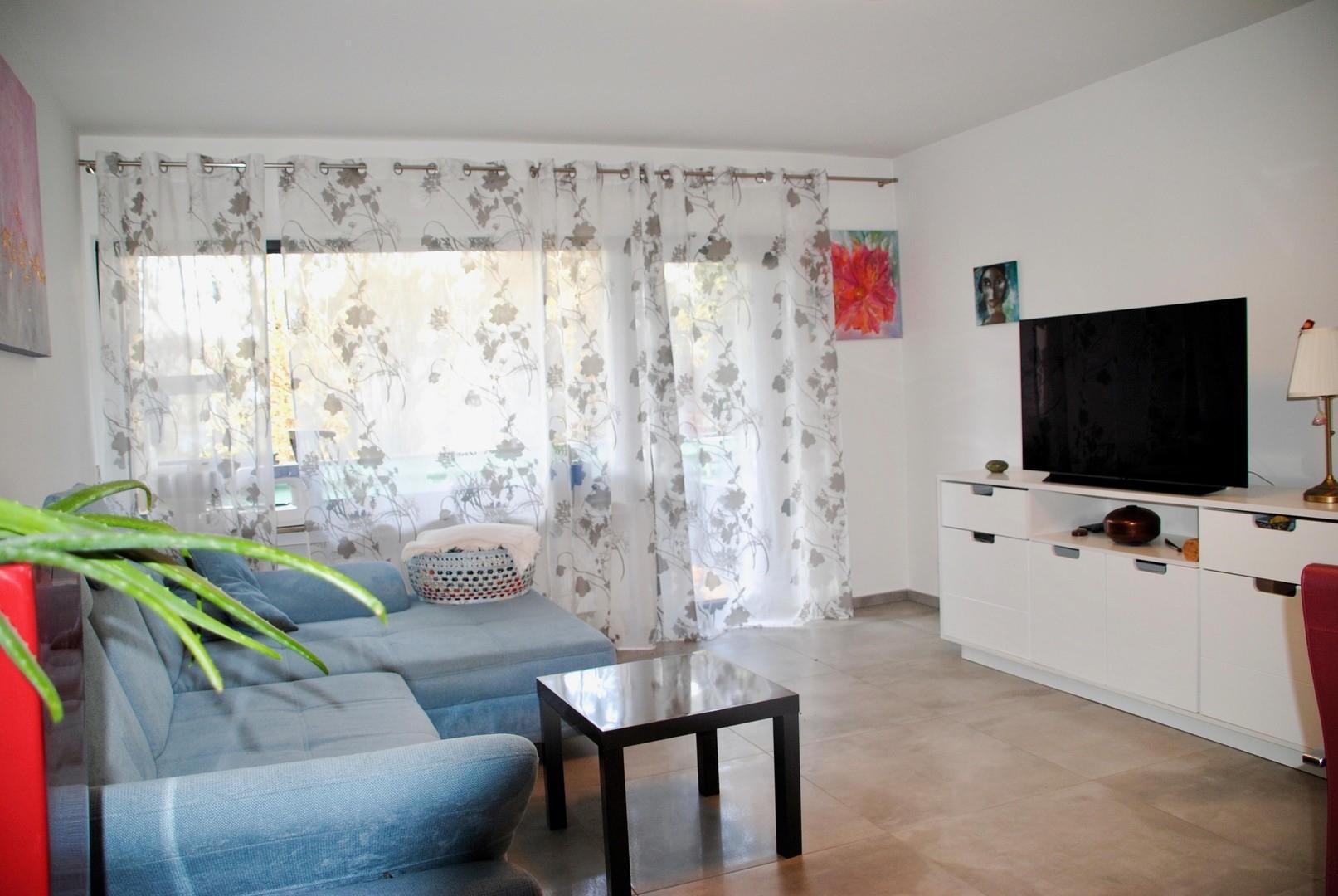 Wohzimmer mit viel Tageslicht
