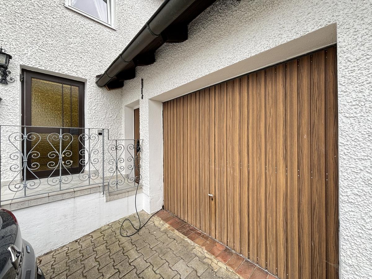 Garage und Eingang