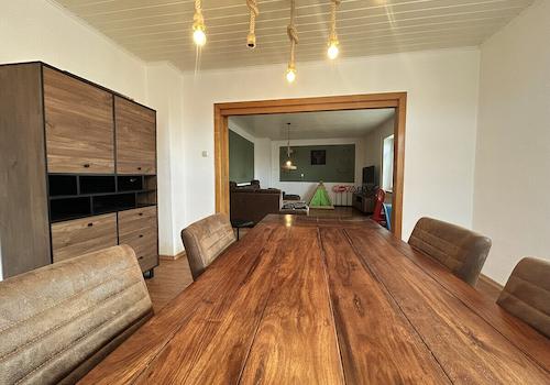 Großzügiges Esszimmer