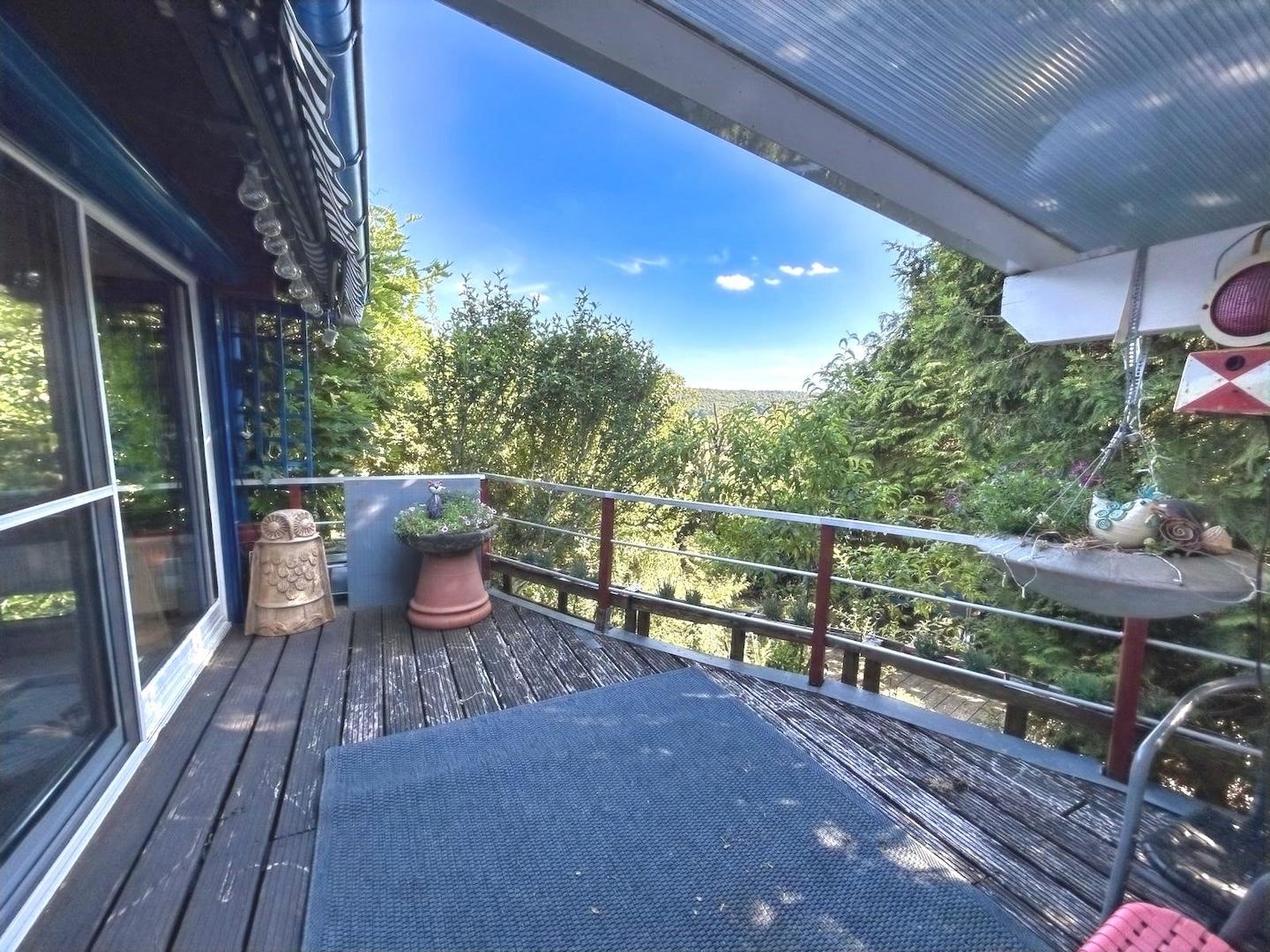 Terrassendeck mit Blick ins Grüne