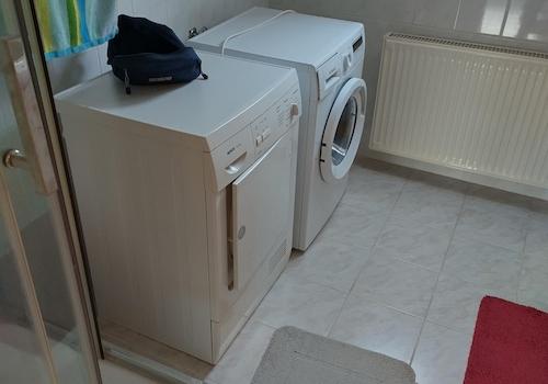 Bad mit Waschmaschine und Troc