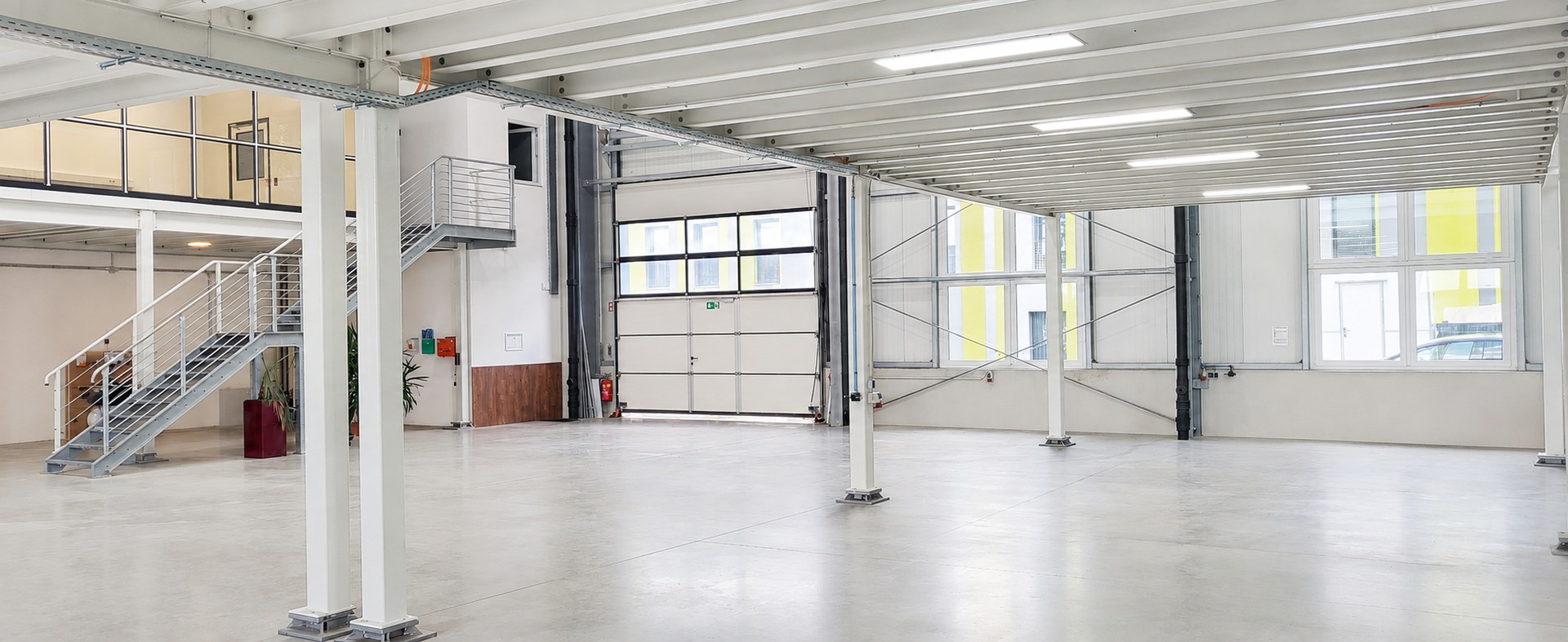4_Halle_Sektionaltor und Fläch