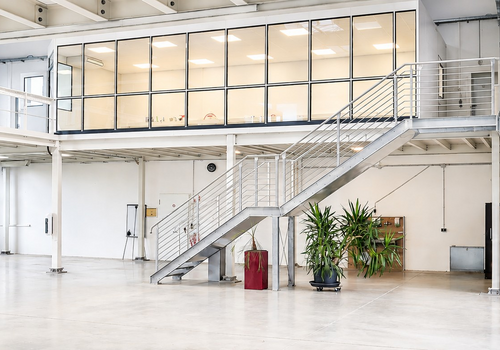 5_Halle_Treppenaufgang und Sem