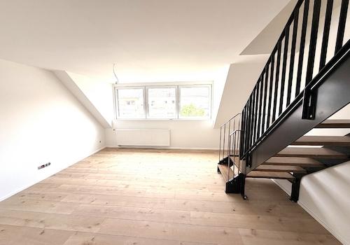 Wohnzimmer mit Treppe