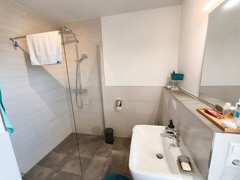 Bad mit Dusche OG Bild 1