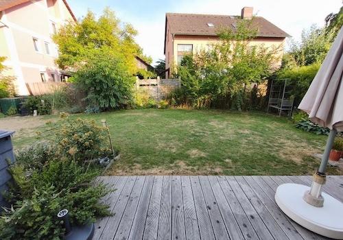 Garten mit Terrasse Bild 1
