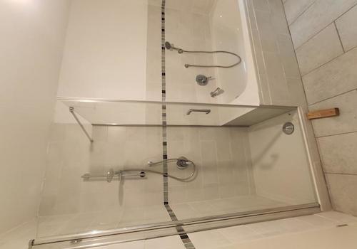 Bad mit Badewanne, Dusche und Waschmaschinenanschluss Bild 2