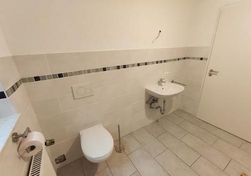 Bad mit Badewanne, Dusche und Waschmaschinenanschluss Bild 3