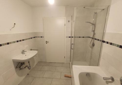 Bad mit Badewanne, Dusche und Waschmaschinenanschluss Bild 4