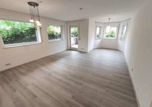 Wohnzimmer mit Zugang zur Terrasse Bild 1
